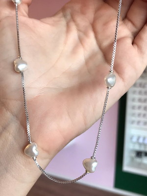 Colar coração pérolas folheado em ródio branco