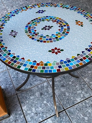 Mesa em mosaico colorida