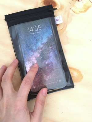 Capa protetora porta celular visor e zíper preto brim