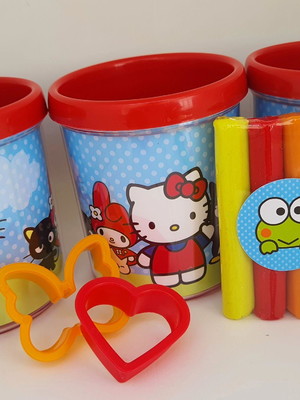 Lembrancinha hello kitty - caneca com kit massinha 4