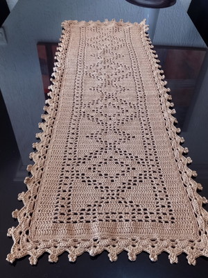 Caminho de mesa crochê geométrico