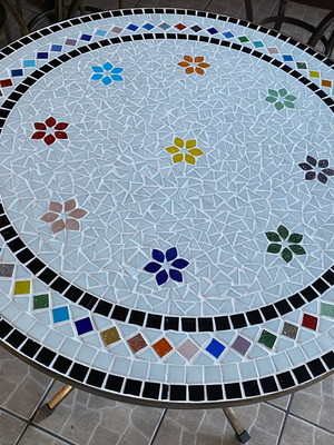 Mesa em mosaico colorida triangulo com flores