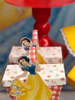 Cesta piquenique personalizada no tema branca de neve