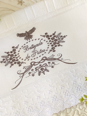 Toalha de batizado bordada - personalizada com nome