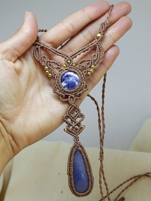 Colar de macrame com pedra natural "enigma"