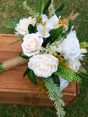 Buque de noiva desconstruido off white e branco