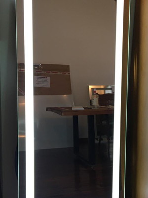 Espelho retangular com iluminação de led 129 cm a x 75 cm l