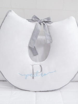 Almofada de amamentação branco com cinza personalizado
