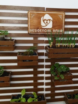 Placa personalizada com logo da empresa madeira 43x29cm