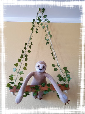 Balancinho infantil com bicho preguiça de pelucia