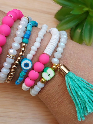 Conjunto com 6 pulseiras com cristal e fimo bolinhas enviou