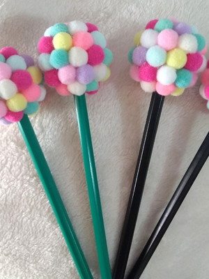 Lápis com ponteira pompom