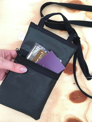 Bolsinha capa celular visor zíper alça bolsinho preto corino