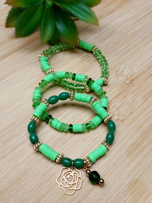 Pulseira de cristal com fimo e pingente metal flor dourado