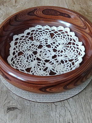 Bowl m com crochê e base de juta
