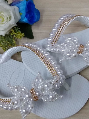 Chinelo customizado com pérolas