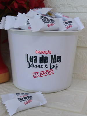 Balde com 100 balas personalizadas operação lua de mel