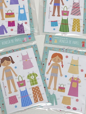 Bonecas de papel e envelope