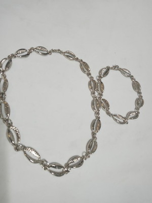Colar choker buzios metal prateado,acompanha pulseira buzios