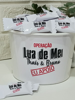 Balde com 100 balas personalizadas operação lua de mel