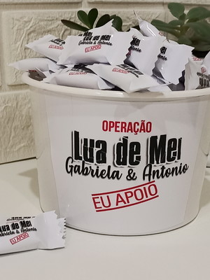 Balde com 100 balas personalizadas operação lua de mel