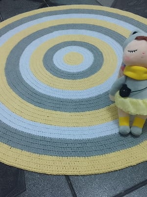 Tapete de croche amarelo branco e cinza
