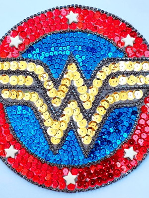 Aplique de strass mulher maravilha p/aplicar em roupas