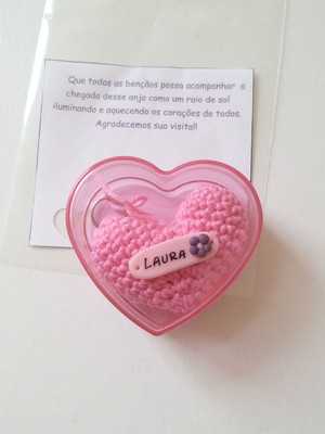 Lembrancinha chaveirinho coração amigurumi na caixinha