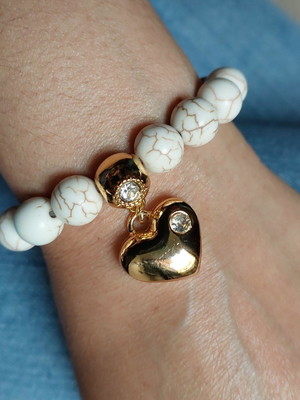 Pulseira pedra howlita branca esfera 10mm com pingente cora