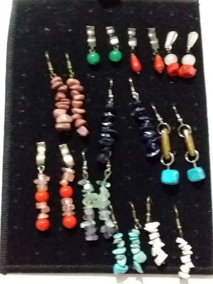 Cartela com 10 brincos de cascalhos ou pedras