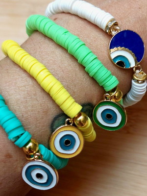Conjunto com 4 pulseira de fimo com entremeio olho grego .