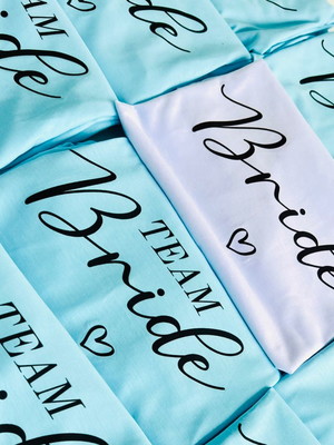Camiseta azul - team bride escrita em preto