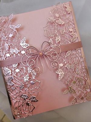 Kit com 50 convites rosa metalizado modelo folhas