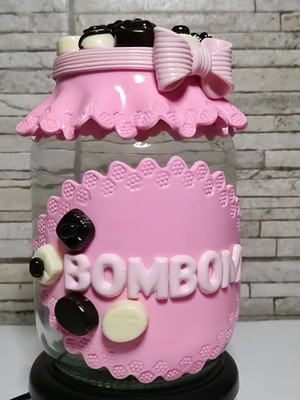 Pote de vidro para mantimentos rosa decorado com bombons