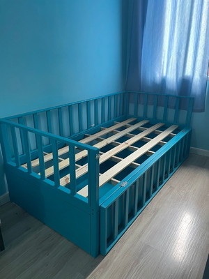 Cama montessoriana com gavetões e grade dobrável