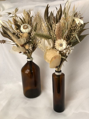 Dupla de vasos âmbar com buquês de flores secas para decorar