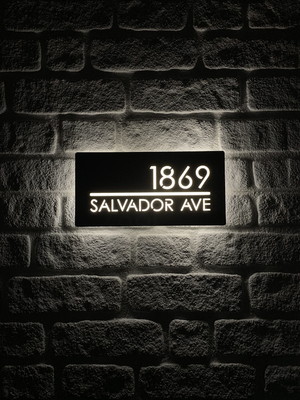 Placa para residência, casa, edifício iluminada.