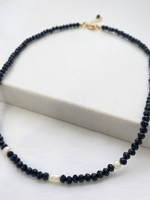 Colar choker com mini cristais pretos e pérolas barrocas