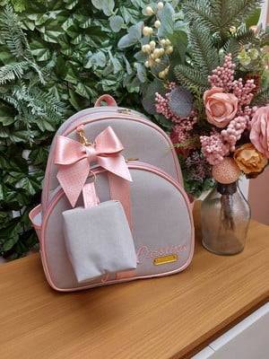 Mochila m no linho bege com detalhesde em sintético rosa