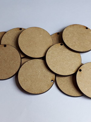 Kit com 100 círculos mdf 3mm, 4cm com furo, um lado gravado