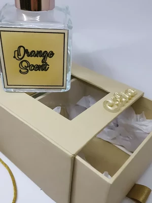 Caixa cartonada com sabonete líquido e aromatizador