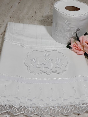 Toalha de rosto bordada e porta papel higiênico flores