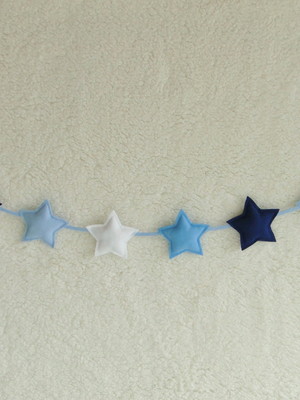 Varal cordão berço bebê mini estrela azul e branco feltro