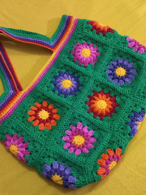 Bolsa granny square de crochê verde