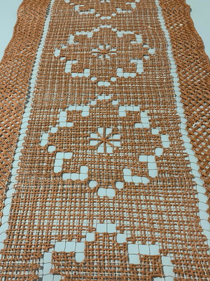 Trilho de mesa em renda de filé