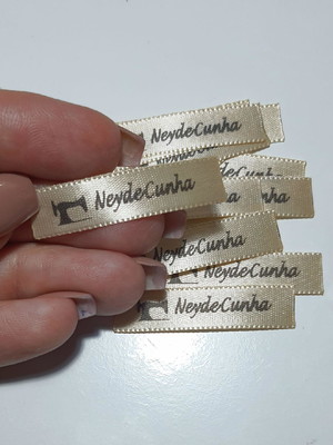 Etiquetas de cetim personalizadas - 1x5 cm para roupas.