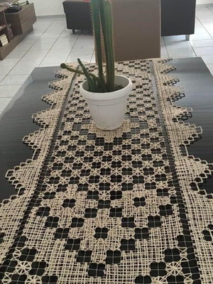 Trilho de mesa em renda de filé