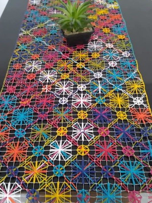 Trilho de mesa em renda de filé