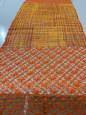 Trilho de mesa em renda de filé