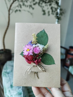 5 cartões artesanais com flores secas
